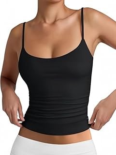 Guía para elegir el color ideal de un top básico para tu americana